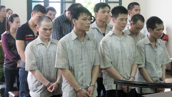 Giang hồ đấu súng giữa đêm ảnh 1