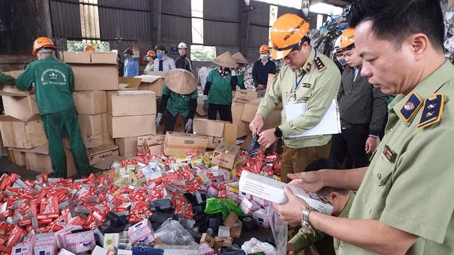 Hàng giả bị lực lượng Quản lý thị trường bắt giữ và tiêu huỷ