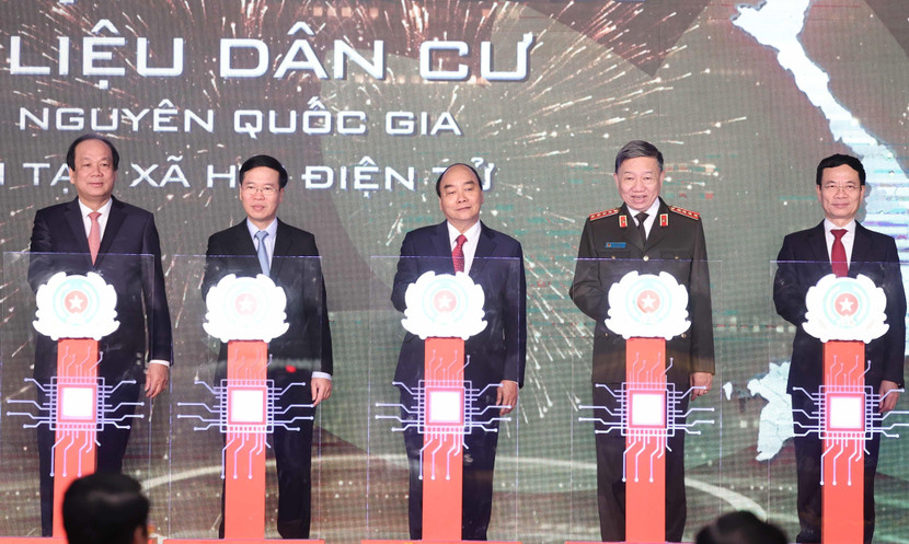 Các đồng chí lãnh đạo Đảng, Nhà nước, Bộ Công an và các bộ, ngành bấm nút khai trương hệ thống Cơ sở dữ liệu quốc gia về dân cư Các đồng chí lãnh đạo Đảng, Nhà nước, Bộ Công an và các bộ, ngành bấm nút khai trương hệ thống Cơ sở dữ liệu quốc gia về dân cư