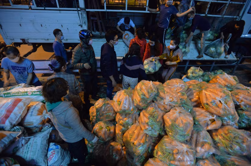 Từ sáng đến đêm, đông đảo người dân Thủ đô đến mua rau quả ủng hộ bà con Hải Dương