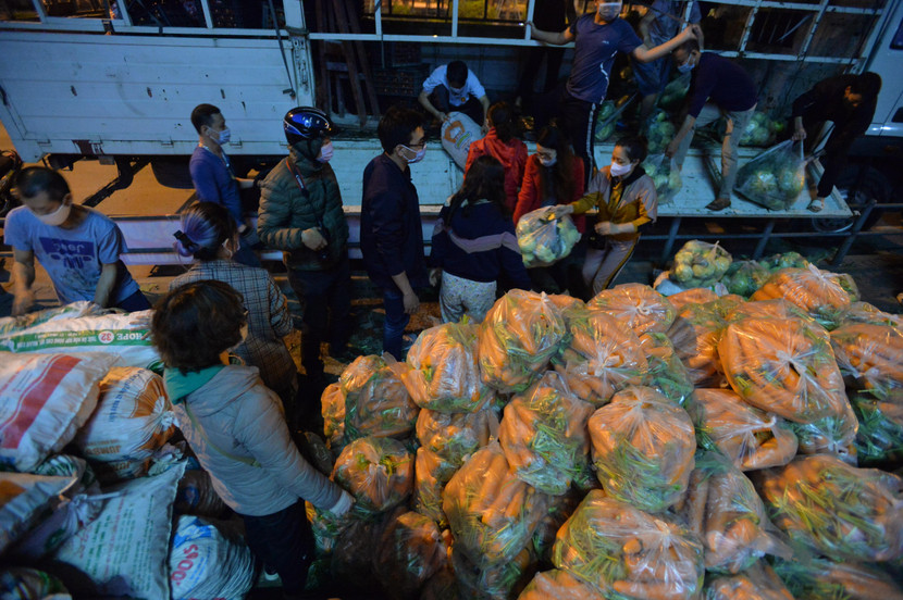 Từ sáng đến đêm, đông đảo người dân Thủ đô đến mua rau quả ủng hộ bà con Hải Dương Từ sáng đến đêm, đông đảo người dân Thủ đô đến mua rau quả ủng hộ bà con Hải Dương