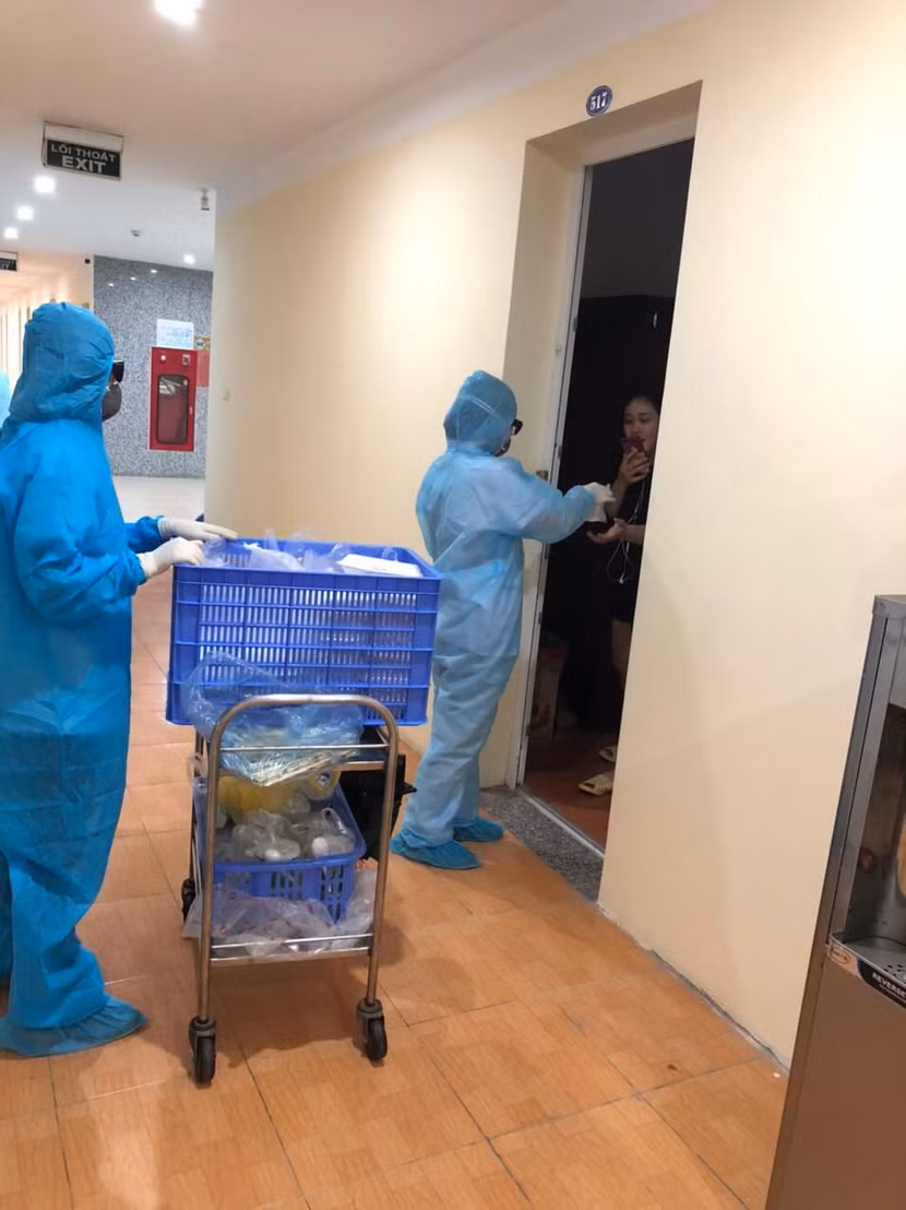 Niềm vui của những người cách ly đến từ sự tận tụy chăm sóc của các y bác sỹ Bệnh viện CATP Hà Nội