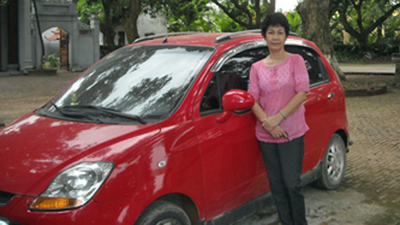 Nhà thơ, nhà biên kịch Nguyễn Thị Hồng Ngát: Tự lái xe nhà đi làm phim ảnh 1