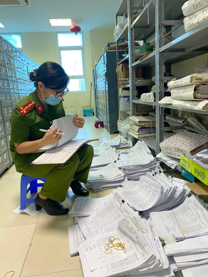 Cán bộ chiến sỹ tỉ mỉ tra cứu, xác minh từng thông tin, ảnh chân dung, đếm từng đường vân ngón tay được lăn trên Phiếu thu nhận thông tin CCCD Cán bộ chiến sỹ tỉ mỉ tra cứu, xác minh từng thông tin, ảnh chân dung, đếm từng đường vân ngón tay được lăn trên Phiếu thu nhận thông tin CCCD