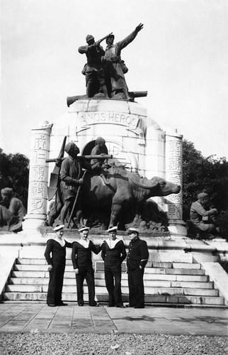 Mặt chính của cụm tượng tại vườn hoa Canh Nông (tức vườn hoa Robin) trước 1945 Mặt chính của cụm tượng tại vườn hoa Canh Nông (tức vườn hoa Robin) trước 1945