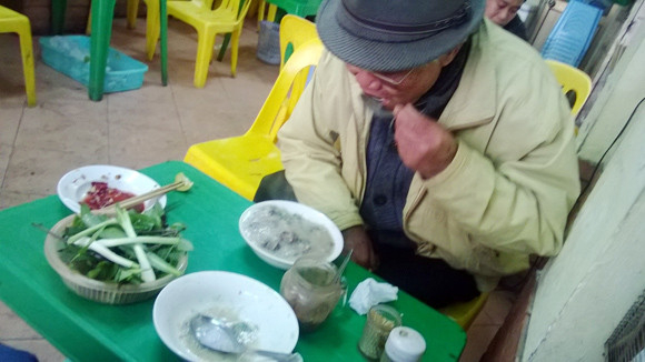 Dịch bệnh rình rập, tiết canh vẫn đắt hàng ảnh 1