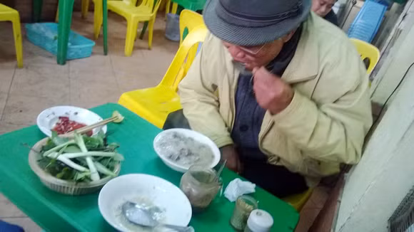 Dịch bệnh rình rập, tiết canh vẫn đắt hàng ảnh 1