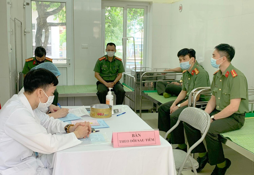 Sau tiêm, người được tiêm vaccine được ngồi nghỉ ngơi và theo dõi sức khoẻ trong vòng 30 phút trước khi ra về