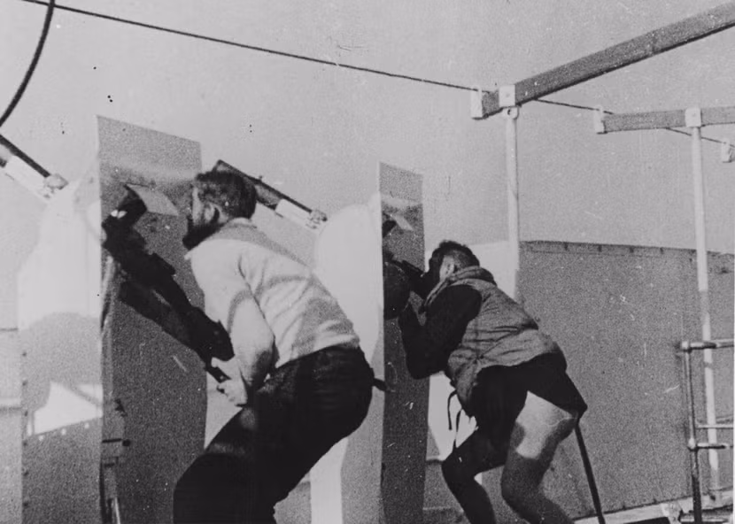 Thủy thủ trên tàu USS Panay chống trả trận oanh kích của quân đội Đế quốc Nhật Bản trong vụ tấn công năm 1937