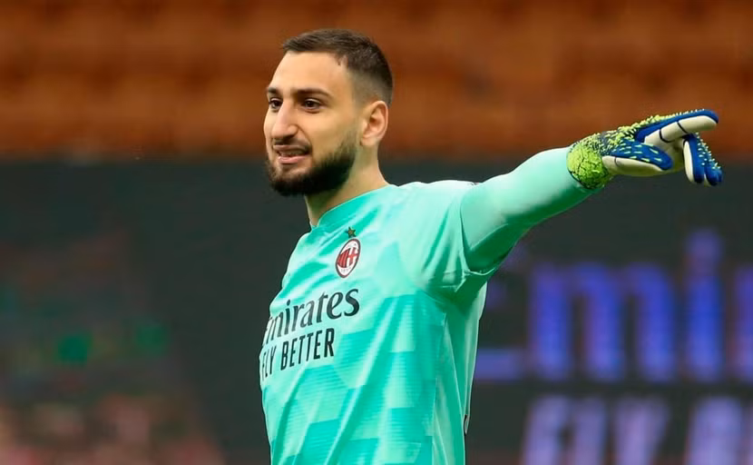 7. Gianluigi Donnarumma (AC Milan). Là thủ môn top đầu thế giới nhưng lại miễn phí, có thể dự đoán một cuộc cạnh tranh rất khốc liệt giữa các ông lớn để sở hữu Donnarumma vào mùa hè này.
