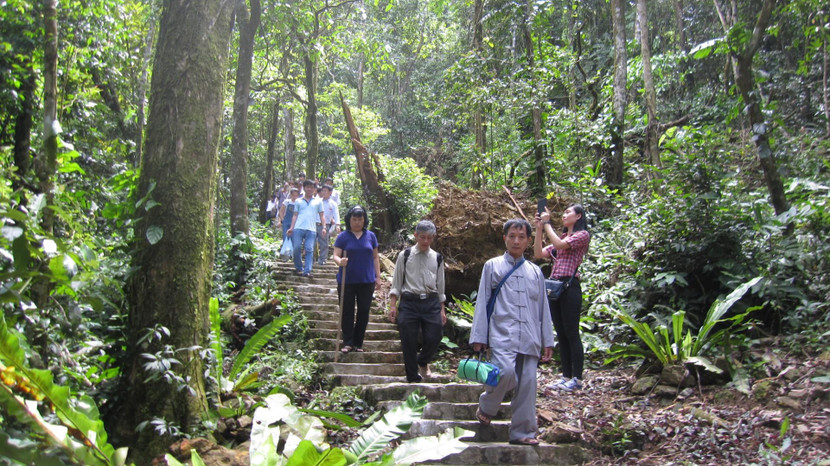 Du khách hành hương về núi Ba Vì dâng hương lên đền thờ Bác và đền thờ Đức thánh Tản Viên