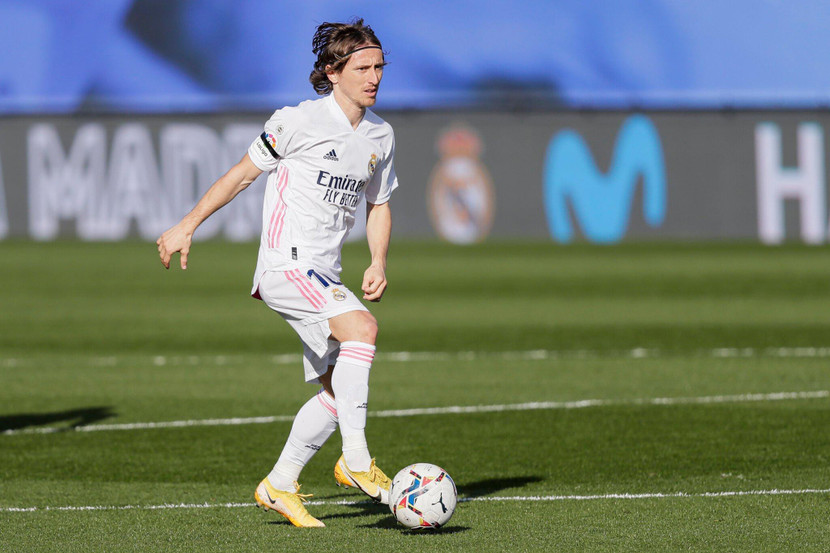 10. Luka Modric (Real Madrid). Ngôi sao người Croatia đang chơi những ngày tháng cuối cùng trong màu áo Kền kền trắng, và có không ít CLB sẵn sàng trải thảm đỏ mời Quả bóng Vàng 2018 về đầu quân. 10. Luka Modric (Real Madrid). Ngôi sao người Croatia đang chơi những ngày tháng cuối cùng trong màu áo Kền kền trắng, và có không ít CLB sẵn sàng trải thảm đỏ mời Quả bóng Vàng 2018 về đầu quân.