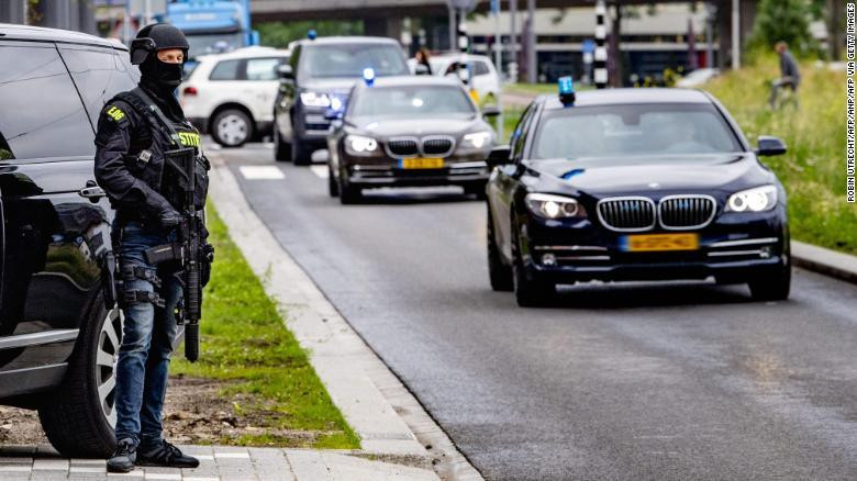 Đoàn xe an ninh tại phiên tòa chuẩn bị xét xử Tse Chi Lop ở Thủ đô Rotterdam, Hà Lan hôm 22-6