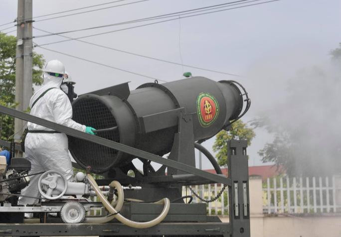 Tiến hành phun khử khuẩn Bệnh viện Bệnh Nhiệt đới Trung ương để đảm bảo an toàn cho bệnh viện tuyến cuối là thành trì chống dịch Covid-19 Tiến hành phun khử khuẩn Bệnh viện Bệnh Nhiệt đới Trung ương để đảm bảo an toàn cho bệnh viện tuyến cuối là thành trì chống dịch Covid-19