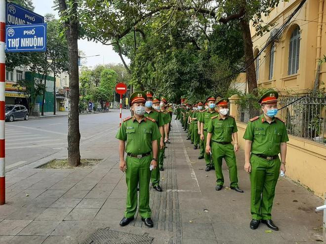 Cán bộ, chiến sĩ công an thực hiện quyền và nghĩa vụ công dân bầu cử tại khu vực bỏ phiếu số 7, phường Trần Hưng Đạo, quận Hoàn Kiếm, Hà Nội