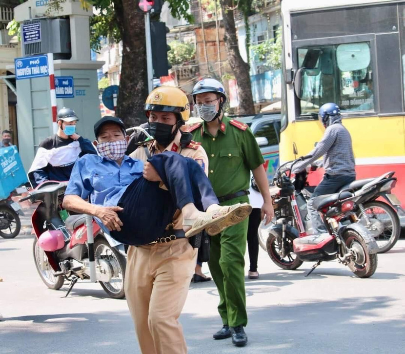 Hình ảnh đẹp của cảnh sát giao thông Hà Nội khi kịp thời bế 1 người dân băng qua đường sau khi bị va chạm trên đường Nguyễn Thái Học (Ba Đình, Hà Nội)