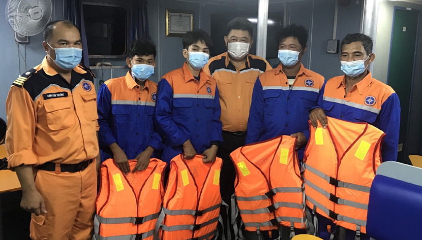Các thuyền viên bị nạn được cấp cứu kịp thời, sức khỏe ổn định Các thuyền viên bị nạn được cấp cứu kịp thời, sức khỏe ổn định