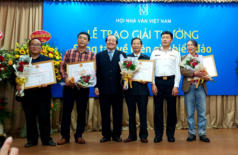 Chủ tịch Hội Nhà văn Hữu Thỉnh trao giải cho các tác giả đoạt giải Nhất