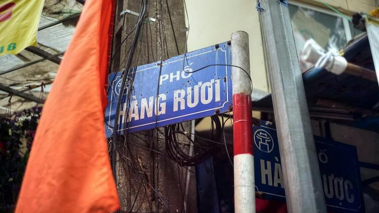 Tên phố Hàng Rươi có nguồn gốc từ việc chuyên bán con rươi, một món ăn quý của đất Bắc Tên phố Hàng Rươi có nguồn gốc từ việc chuyên bán con rươi, một món ăn quý của đất Bắc