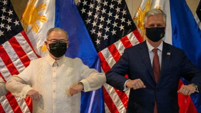 Ngoại trưởng Philippines Teodoro Locsin và Cố vấn an ninh quốc gia Mỹ Robert O'Brien trong cuộc gặp tại Manila Ngoại trưởng Philippines Teodoro Locsin và Cố vấn an ninh quốc gia Mỹ Robert O'Brien trong cuộc gặp tại Manila
