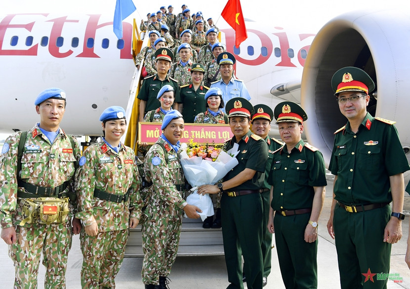 Thượng tướng Phùng Sĩ Tấn và Thủ trưởng các cơ quan, đơn vị ra tiễn Đội Công binh số 2 tận chân máy bay