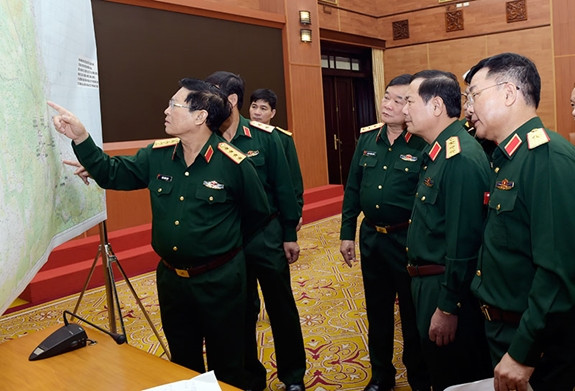 Đại tướng Ngô Xuân Lịch - Bộ trưởng Bộ Quốc phòng cùng các đại biểu dự họp kiểm tra địa hình các khu vực sạt lở qua bản đồ