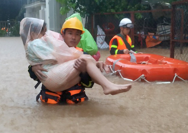 Lực lượng Công an tỉnh Quảng Trị có mặt kịp thời giúp người dân vùng lũ, ở TP Đông Hà Lực lượng Công an tỉnh Quảng Trị có mặt kịp thời giúp người dân vùng lũ, ở TP Đông Hà