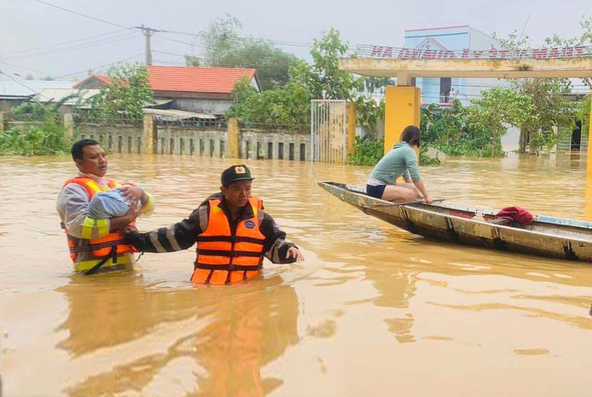 Cán bộ chiến sỹ Trung đoàn CSCĐ Trung bộ, Bộ Công an giúp người dân sơ tán khỏi vùng ngập sâu ở Đà Nẵng Cán bộ chiến sỹ Trung đoàn CSCĐ Trung bộ, Bộ Công an giúp người dân sơ tán khỏi vùng ngập sâu ở Đà Nẵng