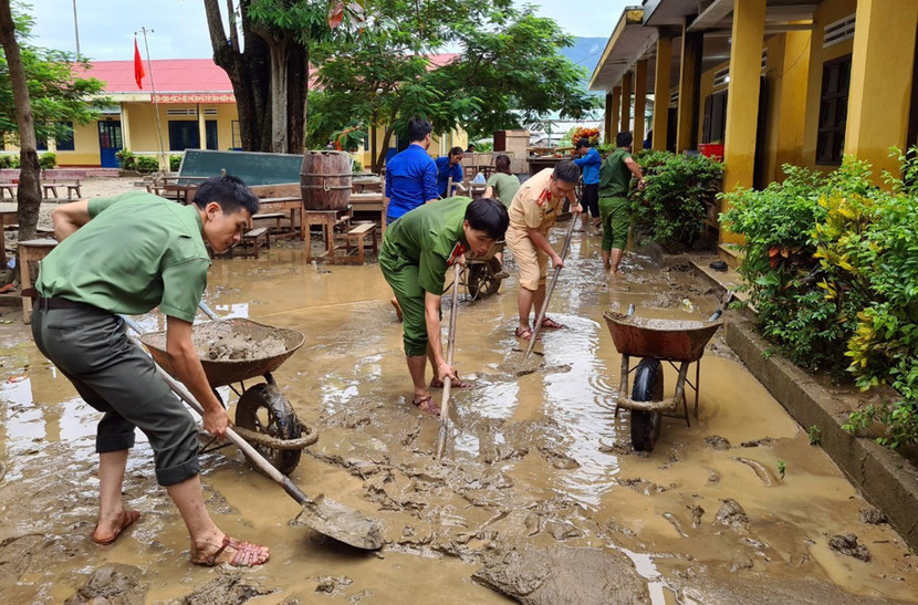 Công an huyện Đại Lộc, Quảng Nam cùng tham gia dọn dẹp vệ sinh giúp các trường học tại xã Đại Hưng sau khi lũ rút Công an huyện Đại Lộc, Quảng Nam cùng tham gia dọn dẹp vệ sinh giúp các trường học tại xã Đại Hưng sau khi lũ rút