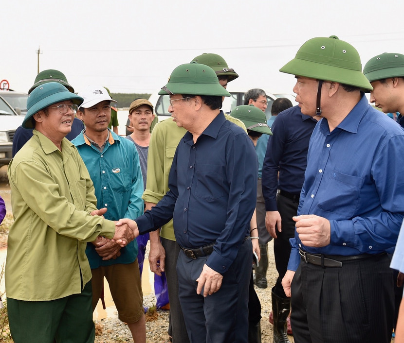 Phó Thủ tướng Trịnh Đình Dũng thăm hỏi người dân tại xã Thanh An, huyện Cam Lộ, Quảng Trị