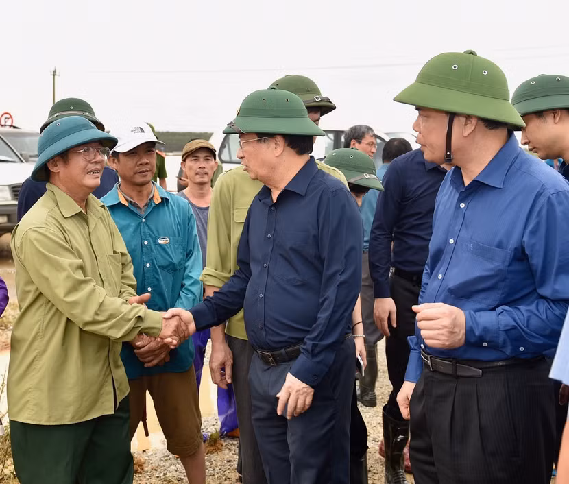 Phó Thủ tướng Trịnh Đình Dũng thăm hỏi người dân tại xã Thanh An, huyện Cam Lộ, Quảng Trị
