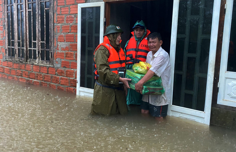 Công an tỉnh Thừa Thiên - Huế hỗ trợ lương thực, thực phẩm cho người dân vùng lũ Công an tỉnh Thừa Thiên - Huế hỗ trợ lương thực, thực phẩm cho người dân vùng lũ