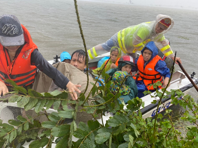 Công an tỉnh Thừa Thiên - Huế đã sử dụng tối đa ca nô để đưa người dân đến nơi an toàn Công an tỉnh Thừa Thiên - Huế đã sử dụng tối đa ca nô để đưa người dân đến nơi an toàn