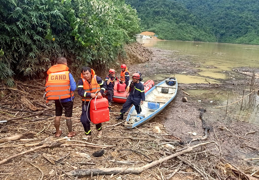 Các chiến sĩ cảnh sát PCCC và CHCN Công an tỉnh Thừa Thiên - Huế không quản nguy hiểm tiếp cận những vùng sạt lở khi có thông tin người bị nạn Các chiến sĩ cảnh sát PCCC và CHCN Công an tỉnh Thừa Thiên - Huế không quản nguy hiểm tiếp cận những vùng sạt lở khi có thông tin người bị nạn