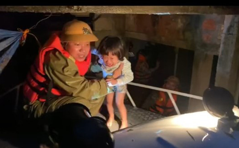 Rạng sáng 18-10, các cán bộ chiến sĩ Công an huyện Triệu Phong (Quảng Trị) đã khẩn trương tìm kiếm di dời người dân mắc kẹt trong những ngôi nhà ngập sâu trong nước