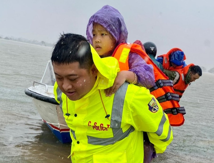 Những em nhỏ, người già được các chiến sĩ đưa đến nơi an toàn Những em nhỏ, người già được các chiến sĩ đưa đến nơi an toàn