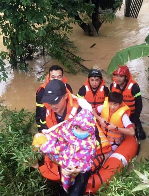 Các chiến sĩ Công an huyện Minh Hóa (Quảng Bình) đội mưa đưa em nhỏ thoát khỏi vùng nguy hiểm Các chiến sĩ Công an huyện Minh Hóa (Quảng Bình) đội mưa đưa em nhỏ thoát khỏi vùng nguy hiểm