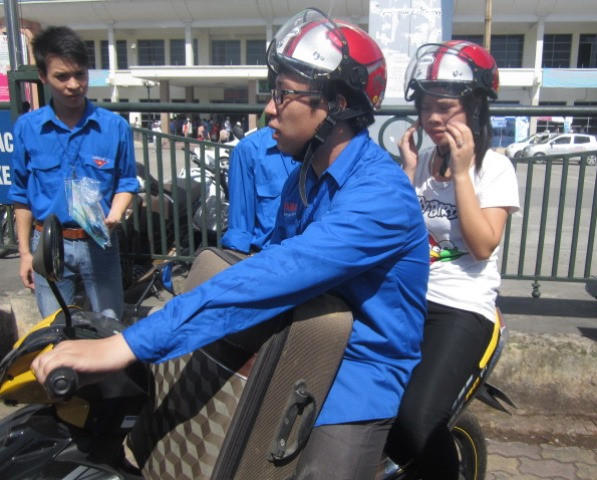 Áo xanh tình nguyện có mặt khắp các bến xe, nhà ga... hỗ trợ thí sinh ảnh 16