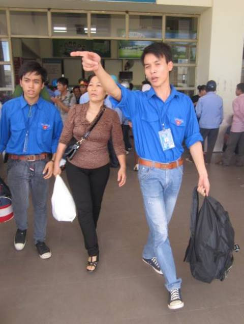 Áo xanh tình nguyện có mặt khắp các bến xe, nhà ga... hỗ trợ thí sinh ảnh 10