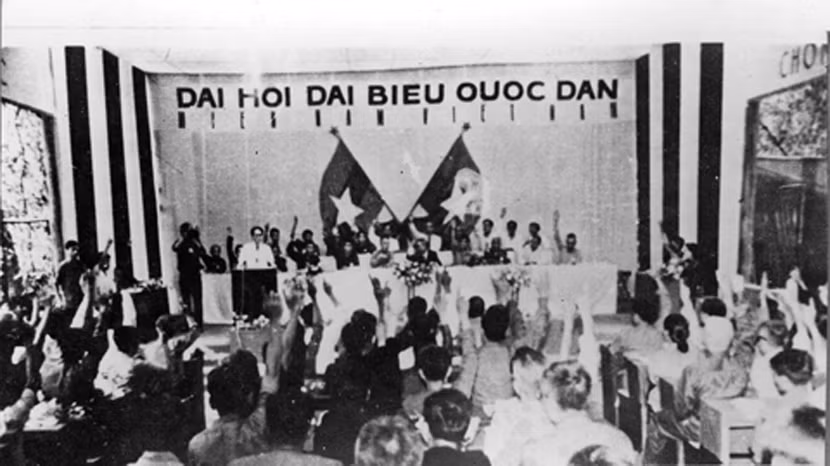 Các đại biểu biểu quyết nhất trí bầu ra Chính phủ Cách mạng lâm thời Cộng hòa miền Nam Việt Nam và Hội đồng cố vấn Chính phủ, 6-1969. Ảnh: Bảo tàng Lịch sử quốc gia