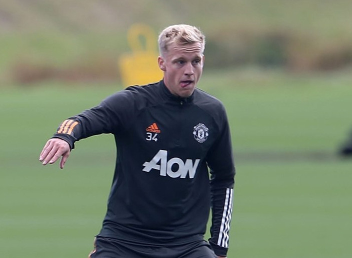 3. Donny van de Beek (Ajax Amsterdam tới M.U - 35 triệu bảng). Với nhiều người, có thể sự xuất hiện của Van de Beek là không quá cần thiết khi M.U đã có Pogba và Bruno Fernandes, nhưng HLV Solskjaer tin rằng khả năng quán xuyến tuyến giữa cùng tài ghi bàn và kiến tạo của tiền vệ người Hà Lan sẽ giúp đội hình Quỷ đỏ vận hành trơn tru hơn.