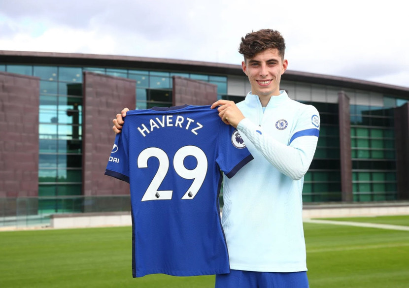 1. Kai Havertz (Bayer Leverkusen tới Chelsea - 71 triệu bảng). Là cầu thủ đắt giá thứ nhì trong lịch sử Chelsea và cũng là ngôi sao người Đức đắt giá nhất mọi thời đại, Kai Havertz tất nhiên được kỳ vọng sẽ mang đến cho hàng công The Blues sức sống mới. Ở tuổi 21, Kai Havertz đã làm được nhiều điều kỳ diệu ở Leverkusen và được kỳ vọng tiếp tục thăng hoa trên sân cỏ nước Anh.