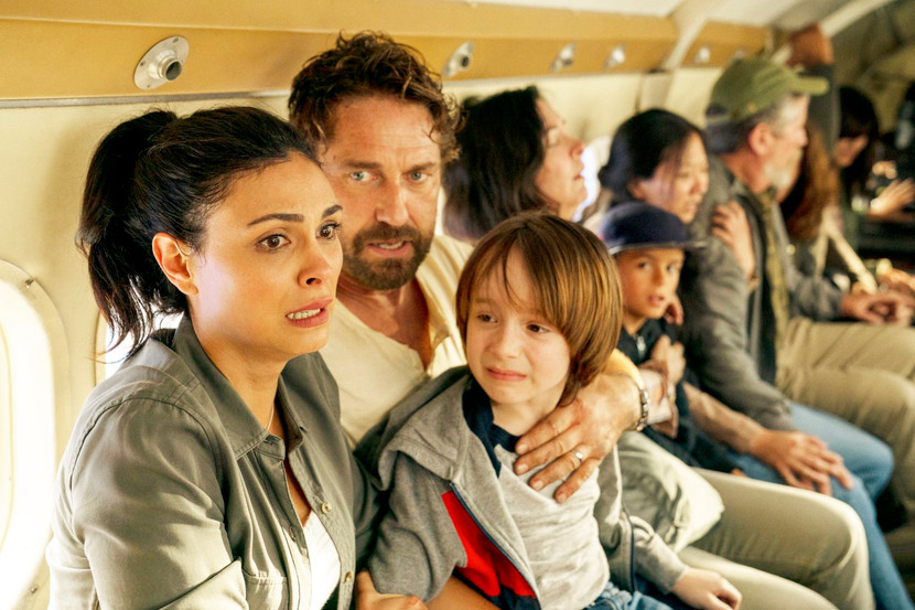 Morena Baccarin bên cạnh Gerard Butler trong “Greenland: Thảm họa thiên thạch”