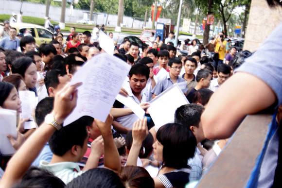 Xô đổ cổng trường xin học ảnh 1