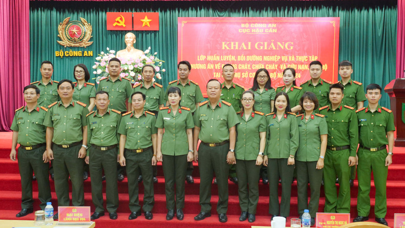 Các đồng chí lãnh đạo và học viên tại buổi tập huấn