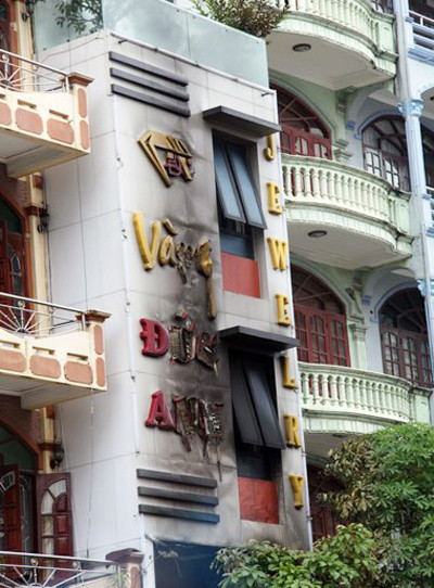 Biển quảng cáo "khủng"... “thiêu” người ảnh 2