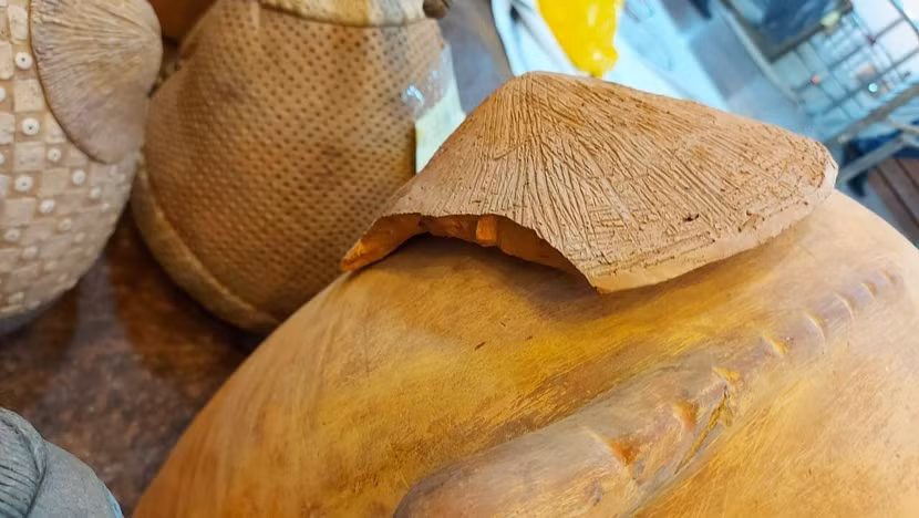 Tác phẩm điêu khắc bị vỡ và hư hỏng