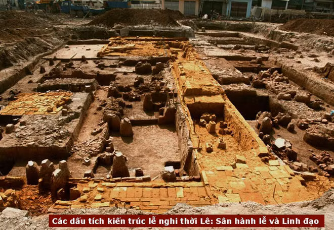 Các dấu tích kiến trúc ở đàn Xã Tắc được các nhà khảo cổ khai quật và phát lộ năm 2006