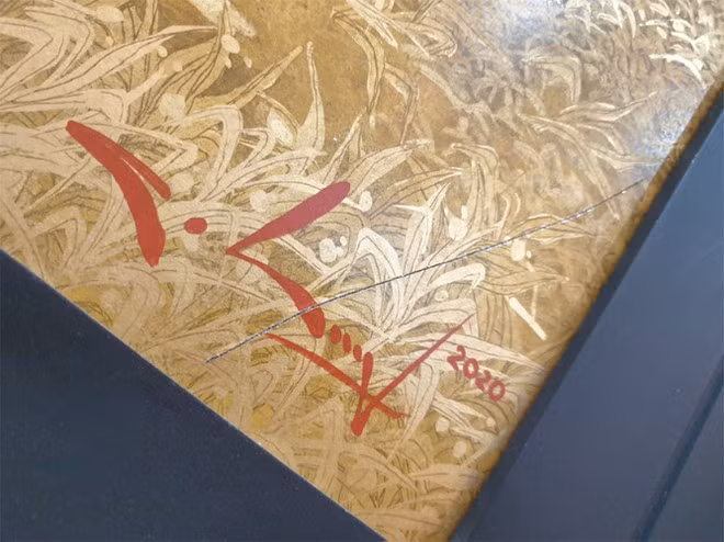Tác phẩm tranh sơn mài của họa sĩ Nguyễn Quốc Huy có vết xước rất dài