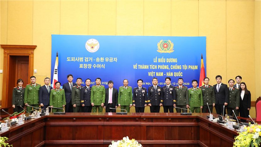 Thứ trưởng Bộ Công an Lê Quý Vương và Tư lệnh Cơ quan Cảnh sát quốc gia Hàn Quốc Kim Chang Yong cùng các đại biểu dự buổi lễ Thứ trưởng Bộ Công an Lê Quý Vương và Tư lệnh Cơ quan Cảnh sát quốc gia Hàn Quốc Kim Chang Yong cùng các đại biểu dự buổi lễ